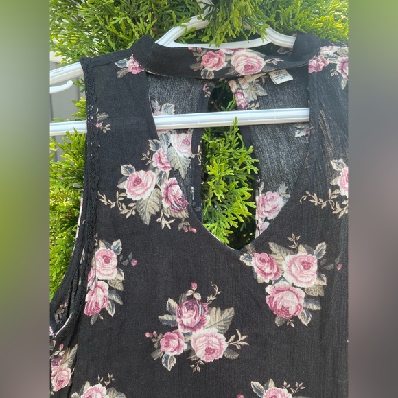 Floral cut out summer top - Picture 2 of 6